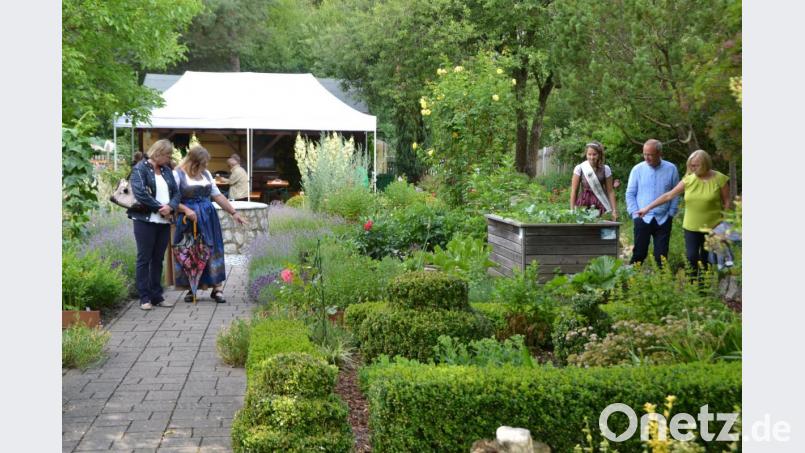 Im Nutzgarten sahen sich viele Besucher interessiert um. Bild: hcz