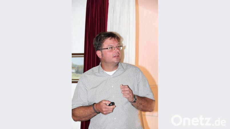 Frank Langguth vom Amt für Ländliche Entwicklung zeigt anhand der Initiative „boden:ständig“, wie schnell für mehr Hochwasserschutz gesorgt werden kann. Bild: rpp