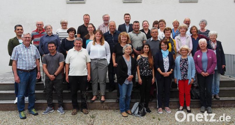 Teilnehmer der Flüchtlingshelfer-Tagung, darunter auch die Organisatoren Manfred Weiß von der Diakonie und Hans Bräuer von der KEB (vorne, Erster und Dritter von links), treffen sich zum Gedankenaustausch. Bild: Bühner