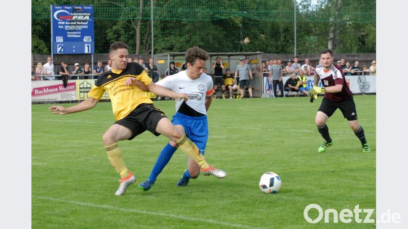 Anthony Hofweller (links) wird dem FC Tirschenreuth künftig fehlen. Den Angreifer verschlug es zum FCV Röslau in die Landesliga. Bild: gb