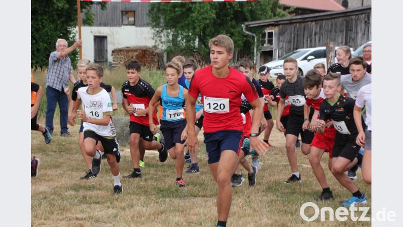 Rasanter Start der U14, U16 und U18 zur 2,5 Kilometer langen Hammermühlrunde. Bild: kro