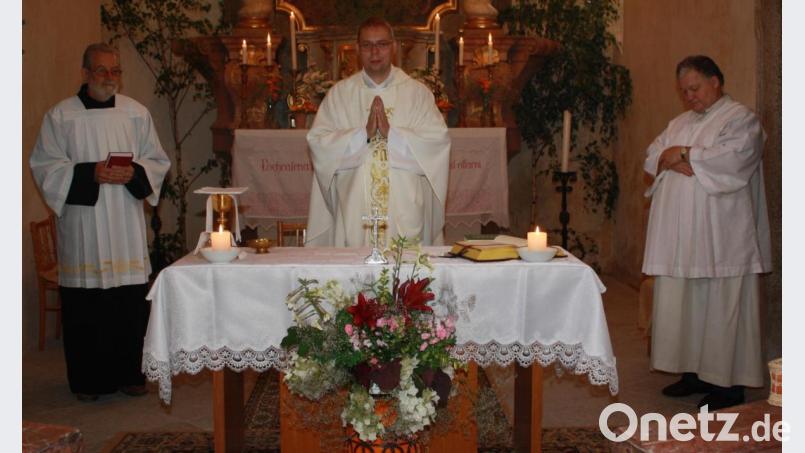 Es zeigt den Pfarrvikar Vaclav Sladek aus Bor bei der Feier der Messopfers am Altar in der Mitte mit zwei Messdienern . Bild: lk