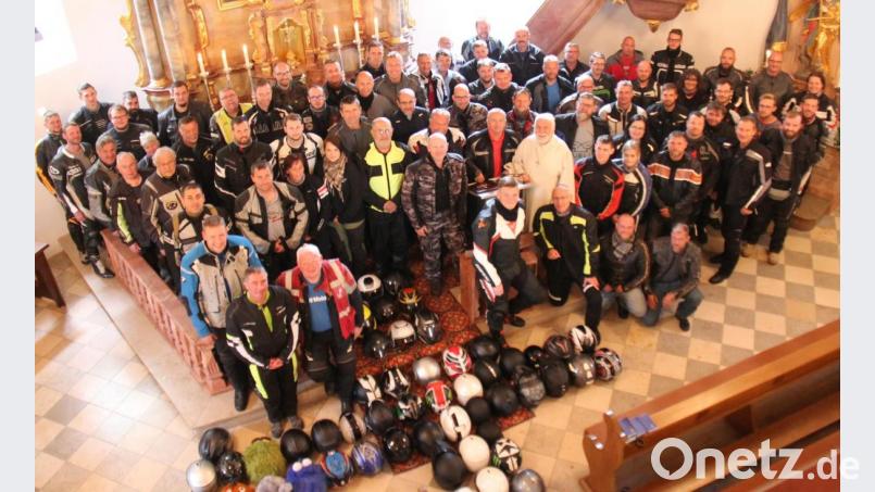 Vor dem Portal der Wallfahrtskirche &quot;Zur Heiligen Dreifaltigkeit&quot; versammelten sich die Wallfahrer zu einem Gruppenfoto, bevor die Heimreise angetreten wurde. Bild: dl