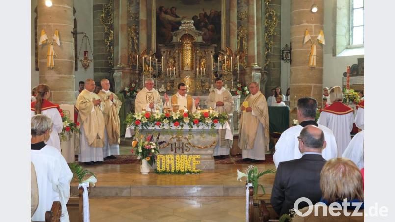 Der scheidende Stadtpfarrer Konrad Amschl (Vierter von links) zelebriert mit Andreas Cypris, Peter Stezkowski, Reinhold Bartmann, Thomas Pinzer und Alois Lehner (von links) einen bewegenden Familiengottesdienst. Bild: jzk