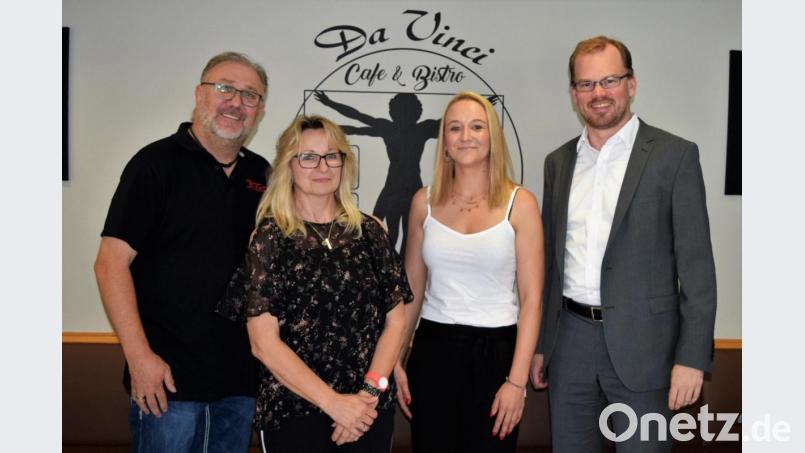 Die Cafeteria in der Asklepios Klinik Lindenlohe hat neue Pächter – Geschäftsführer Marius Aach (re.) wünschte Daniela Seidl-Wiesner und ihren Eltern Margot und Stefan viel Erfolg. Bild: exb/Bernhard Krebs