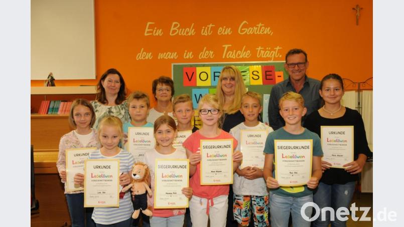 Jeweils drei Buben und Mädchen aus den Klassen 2.-4. der Zottbachtalgrundschule beteiligten sich beim Vorlesewettbewerb &quot;Seelöwe&quot;. Bild: bey