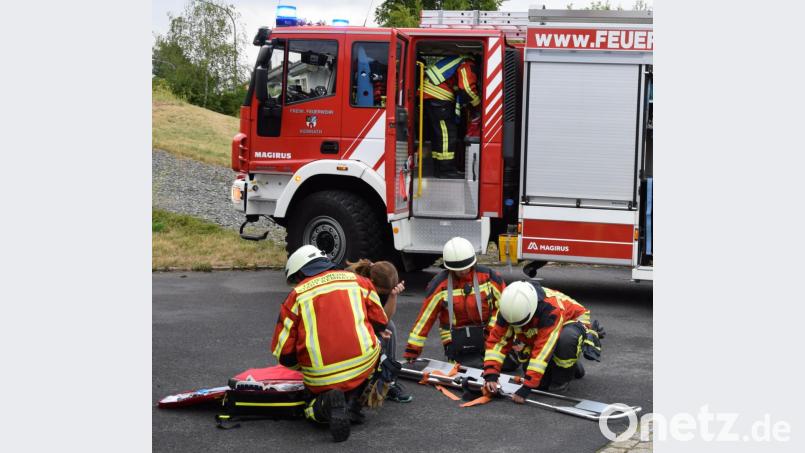Feuerwehreinsatzkräfte, darunter auch medizinisch ausgebildete, versorgen und betreuen eine Person. Bild: mde