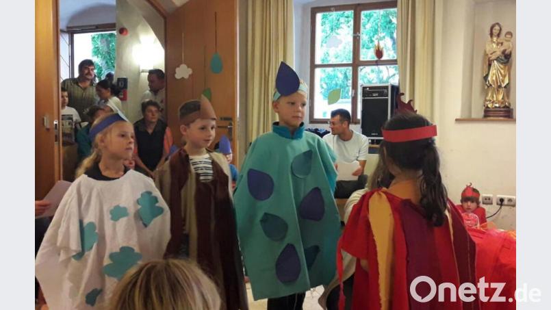 Die vier Elemente Feuer, Wasser, Luft und Erde treffen in der Aufführung beim Sommerfest des Kindergartens St. Marien aufeinander. Bild: exb