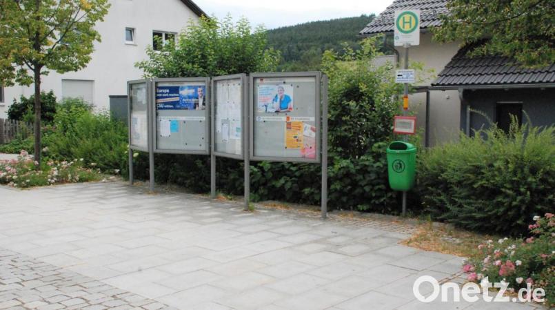 Hier soll ein Buswartehäuschen errichtet werden , um den wartenden Kinder Schutz vor Wind und Wetter zu geben. Bild: sche