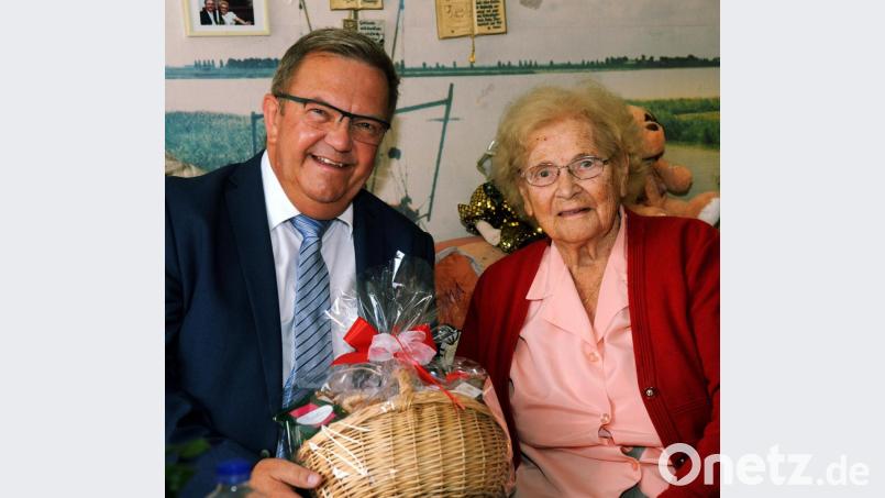 Bürgermeister Martin Preuß gratuliert Regina Bauer zum 95. Geburtstag. Bild: gf