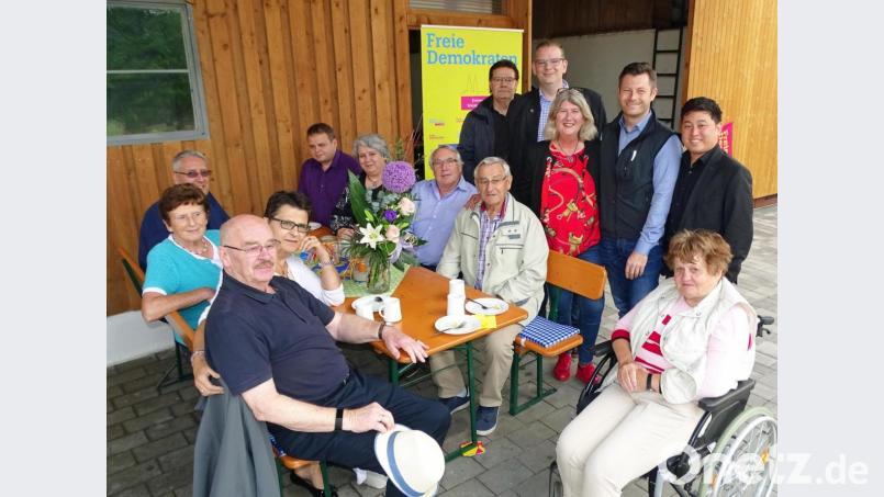 Der Weidener FDP-Kreisvorsitzende und Landtagsabgeordnete Christoph Skutella (stehend, Zweiter von rechts) begrüßt mit Britta Dassler (links daneben) und Ulrich Lechte (dahinter) gleich zwei Bundestagsabgeordnete zum FDP-Sommerfest in Maierhof. Bild: Dobmeier