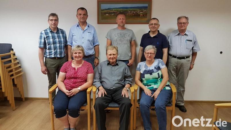 Der Förderverein Musikschule Moosbach wird die nächsten drei Jahre von diesem Team um Vorsitzenden Hans Roßmann (vorne, Mitte) geführt. Dazu gratulieren Bürgermeister Hermann Ach und Musikschulleiter Wolfgang Ziegler (von links). Bild: gi