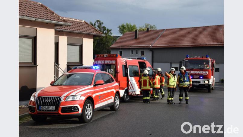 Kommandant und Einsatz(Übungs-)leiter Peter Denz (gelbe Weste) koordiniert die anrückenden Einsatzkräfte. Einsatzabschnitte werden gebildet. Im Mehrzweckfahrzeug wird der Führungsstab eingerichtet. Bild: mde