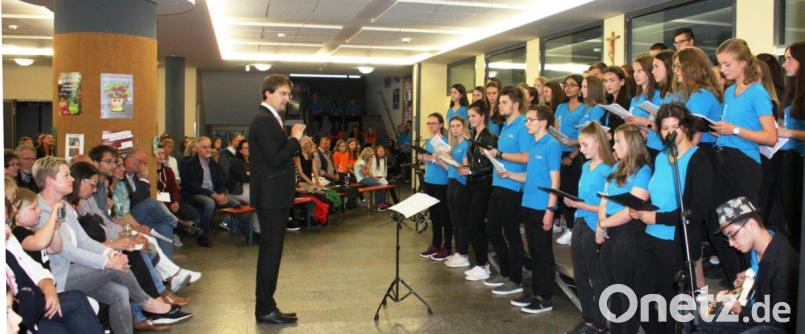 Der kurzfristige Wechsel vom Innenhof in die Pausenhalle tat dem Hörerlebnis beim Sommerkonzert des Ortenburg-Gymnasiums keinen Abbruch. Hier der OGO-Chor unter Leitung von Andreas Lehmann bei der Interpretation von Freddie Mercurys &quot;Bohemian Rhapsody&quot;. Bild: lg