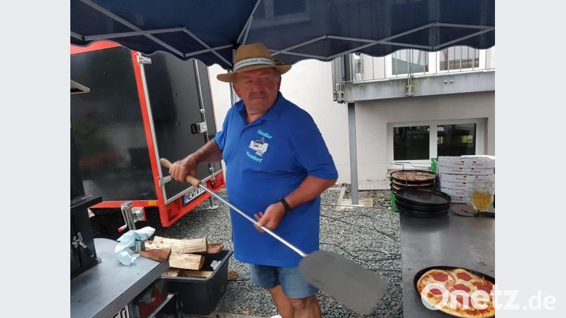 Wieder hat eine Pizza den Holzbackofen verlassen und wartet auf Verzehr. Bild: hme