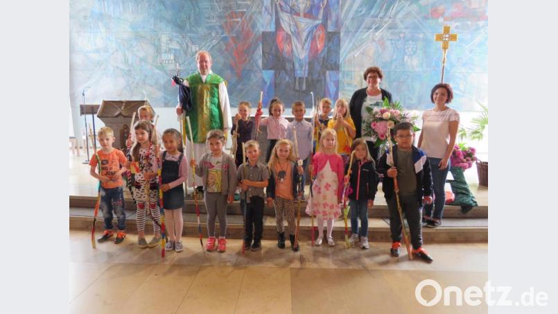 Nicht nur die &quot;Maxi&quot;-Kinder, sondern auch Pfarrer Markus Nees (hinten) geht eine neue Aufgabe an. Ingrid Bauer (hinten, Zweite von rechts) und ihre Nachfolgerin in der Leitung des Kindergartens Andrea Renner (rechts) wünschen ihnen alles Gute. Bild: adj