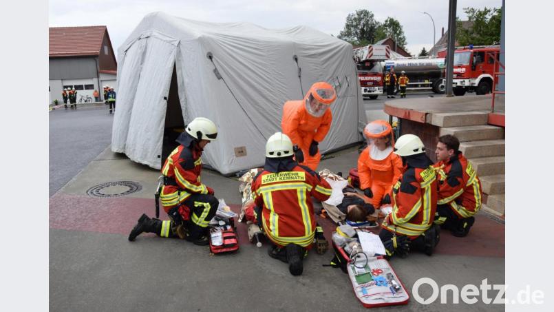 Feuerwehreinsatzkräfte betreuen die &quot;verletzten Personen&quot; und übergeben diese an den Fachdienst des BRK Kemnath. Bild: mde