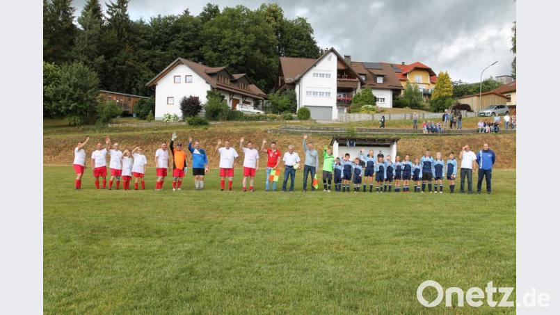 Die Neukirchner Fußballkids und die Fanclub-Auswahl grüßen vor dem Spiel die Zuschauer. Bild: pi