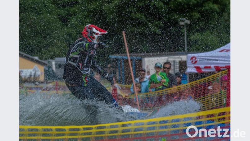 Auch im Boardercrocc mussten die Teilnehmer am Ende die Waterslide überwinden Bild: chl