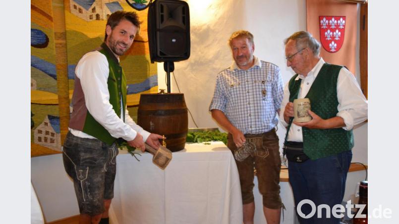 Gekonnt zapft Uli Scheuerer das Bierfass zusammen mit den Vorsitzenden Thomas Hupfauf und Peter Garreiss (von links) an. Die Kapelle schmettert „Ein Prosit der Gemütlichkeit“ und die Gäste lassen sich das Festbier schmecken. Bild: gi