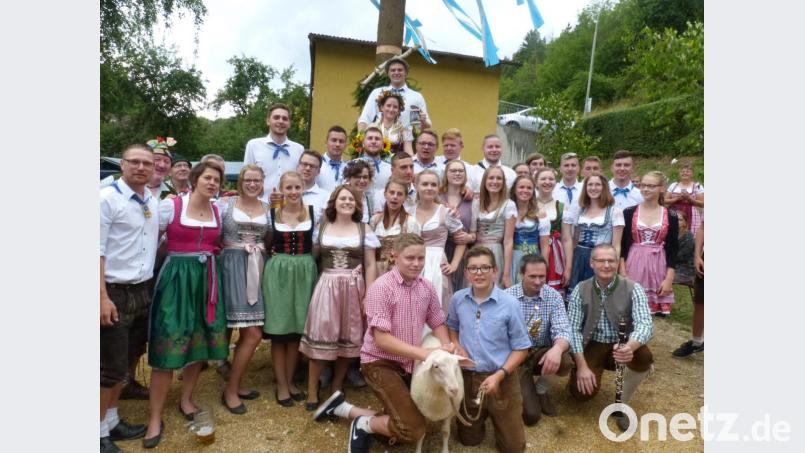 Das Oberkirwapaar (Mitte, am Baum) Sabrina Mesevic und Nico Klöpfel mit der Schar der Moila und Boum sowie den Musikanten. Bild: fm