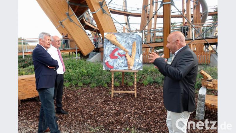 Künstler Willi Leo Hengge (rechts) erläuterte stellvertretendem Landrat Joachim Hanisch und Bürgermeister Harald Bemmerl (links) die Intention seiner Arbeit. Bild: Hirsch