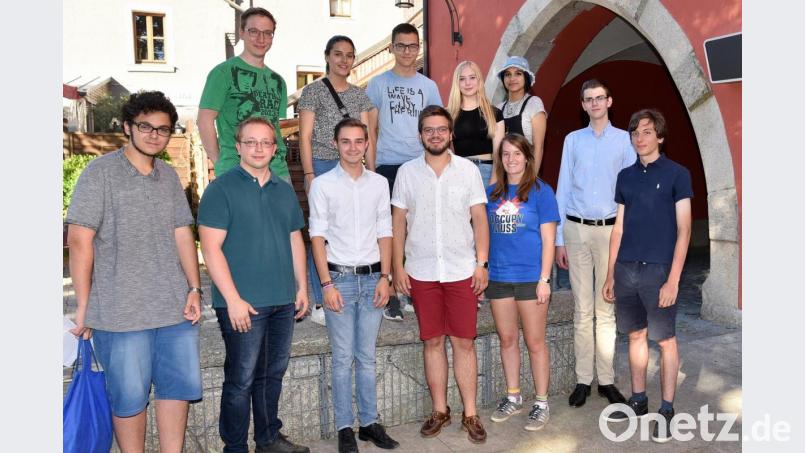 Sie sind jung, politisch und haben viele Pläne. Dabei arbeiten sie gerne parteigübergreifend zusammen. Zwölf Mitglieder aus den vier Jugendorganisationen treffen sich: (von links hinten): Jacob Frühauf (Linksjugend), Tatjana O&#039;Brien (Jusos), Sebastian Kneidl (Jusos), Miriam Lindner (Linksjugend), Immanuella Leo (Vorsitzende Linksjugend) und (vorne, von links) Tim Ramm (Jusos), Lucas Weigl (Vorsitzender der JU), Sascha Anton (Vorsitzender der Jungen Liberalen/JuLis), Simon Grajer (Vorsitzender der Jusos), Alexandra Huestis (Jusos), Christopher Schäffler (JuLis), Linus Meierhöfer (JuLis). Bild: exb/Johanna Henning