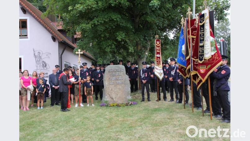 Am Ehrenmal neben dem Feuerwehrgerätehaus in Trossau wurde der verstorbenen Mitglieder der Dürnersdorfer Wehr gedacht. Bild: frd