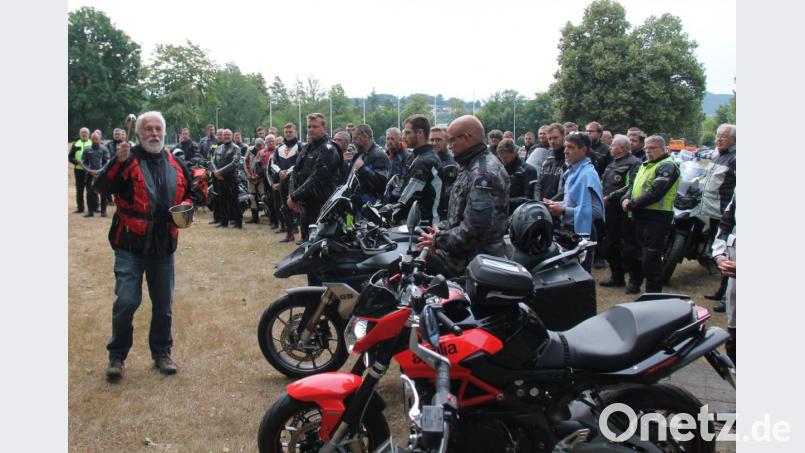 In der Chamer Kaserne spendete Pastoralreferent Hans Rückerl vor der Abfahrt den Reisesegen. Bild: dl