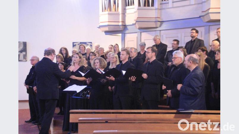 Vier herausragende Solisten bereicherten die Stimmgewalt des Chors (1.Reihe, v.l.n.r.): Christina Röckelein (Sopran), Christine Mittermair (Alt), Philipp Fischer (Tenor) und Tobias Hänschke (Bass). Bild: kmo