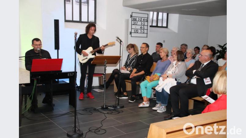 Die Mezzosopranistin Maria Pritzel (sitzend, links), Thomas Huber am E-Piano und Pfarrer Arne Langbein als Gitarrist gestalteten in der evangelischen Erlöserkirche den ersten Teil der &quot;Ökumensischen Nacht der Musik&quot;. Bild: Thomas Dobler
