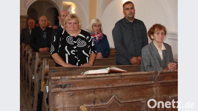 Blick auf Gläubige auf der linken Kirchenseite; vorne links: Bürgermeisterin von Stare Sedlo Jana Svobodová. Bild: lk
