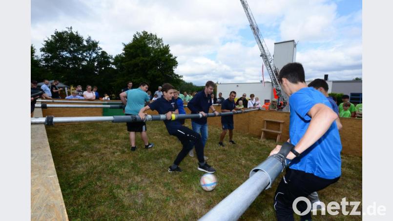"Lebendkicker" zeigt sich als absolut schnelles Spiel, wenn die Bande zur Hilfe genommen wird, den Ball in die gegnerische Hälfte zu befördern. Bild: bey