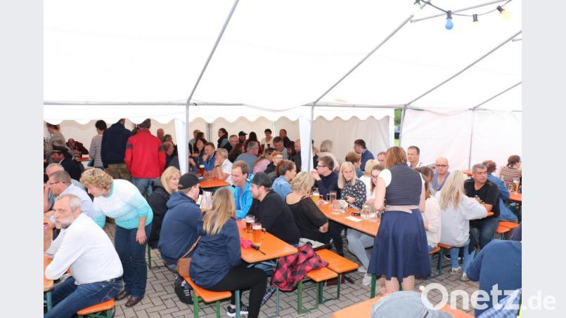 Restlos gefüllt waren die extra aufgestellten Zelte. Bild: rpp