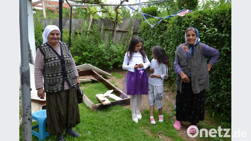 So arm die Menschen im Kosovo sind, so gastfreundlich sind sie. Eine Familie empfängt die Besucher aus Deutschland. Bild: exb