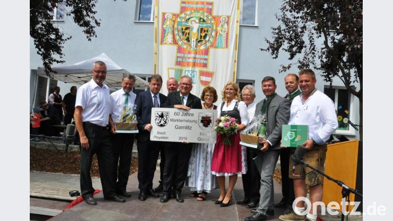 Die Gamlitzer als Gastgeber feiern ein Wiedersehen mit Freunden. Harald Insupp, Gemeindevorstand, Altbürgermeister Johann Walbrunn, Friedrich Partl, Vizebürgermeister, Hans-Peter Lang und Bürgermeister Karl Wratschko (von links) und Stadtrat Stefan Voit, 2. Vizebürgermeister Manfred Repolust, Bürgermeister Rainer Rewitzer, Stadtrat Max Müllhofer, Zweite Bürgermeisterin Andrea Lang und Gemeindekassier Monika Karbasch (von rechts) freuen sich über die erneute Bestätigung der Partnerschaft. Bild: bey