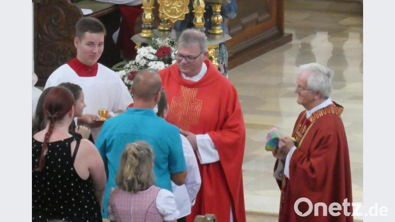 Domkapitular Johann Ammer firmt die Schüler in der Kirche St. Georg. Rechts Stadtpfarrer Josef Häring. Bild: exb