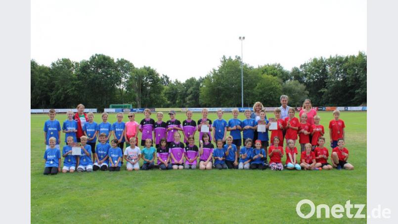 Den Gewinnerteams der „kleinen“ Grundschulen, (von links) Plößberg, Krummennaab, Konnersreuth und Waldershof, gratulieren (hinten von rechts) Sportfachberaterin Elke Stich, Schulamtsdirektor Rudolf Kunz und dritte Bürgermeisterin Sonja Heindl. Bild: njn