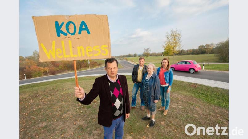 Gerhard Wittmann (vorne), der in den Rita-Falk-Verfilmungen Leopold Eberhofer verkörpert kommt nach Schwandorf. Am Samstag, 3. August, wenn "Leberkäsjunkie" im Stadtpark gezeigt wird, gibt der Schauspieler Autogramme. . Bild: 2019 Constantin Film Verleih GmbH / Bernd Schuller