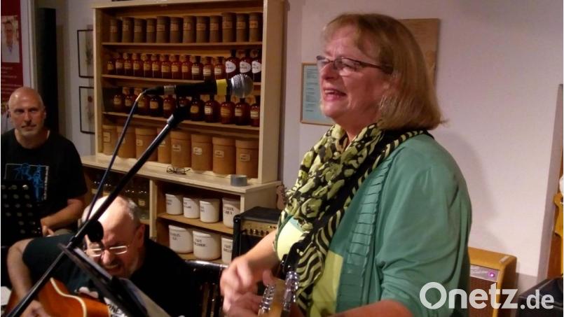 Regina Lober ist eine von zwei Eschenbacherinnen, die sich bei der &quot;Jam-Session&quot; ans Mikrofon trauen. Bild: hev