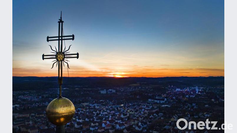 Das Kreuz auf der Turmspitze der Annabergkirche wacht – besonders während der Wallfahrtswoche – über das Sulzbacher Bergland. Bild: Thilo Hierstetter