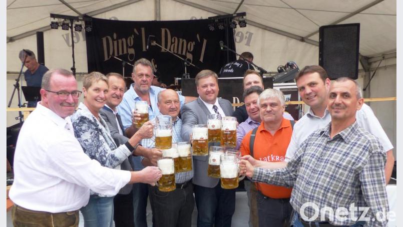 Ozapf ist! Bürgermeister Stefan Braun stieß mit seinen Gästen aufs Gelingen des Kastler Bürgerfests 2019 an Bild: jp