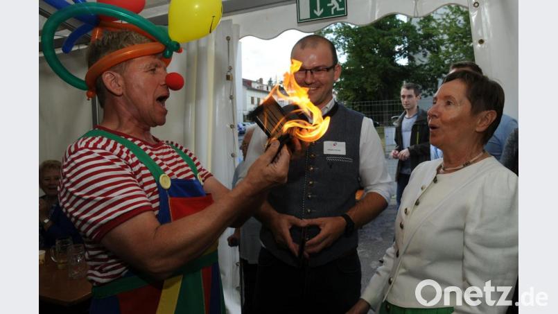 Zauberer Fabellini fuchtelte vor Dagmar Kierner und Sebastian Schuster mit einem Geldbeutel rum, der plötzlich Feuer fing. Bild: gf