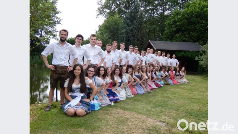 Das Fest kann kommen – jedenfalls für die Kirwapaare. Sie haben ihre Tänze gut einstudiert. Bild: exb