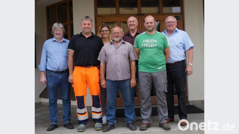 Bürgermeister Weigl (rechts) verabschiedete den langjährigen Bauhofleiter Hans Ruml (Mitte) in den Ruhestand. Hubert Hammerer (Zweiter von links) bestellte er als neuen Chef des Bauhofs und Christian Weber (Zweiter von rechts) zum Stellvertreter. Bild: weu