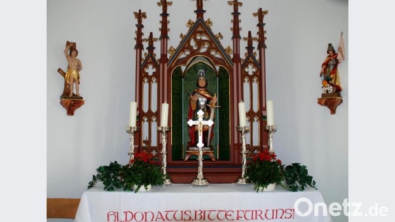 Bereits seit über 17 Jahrzehnten ziert der kleine neugotische Altar die Donatuskapelle in Aschach, gelegen am Jubiläumswanderweg Amberg-Schnaittenbach Bild: sche