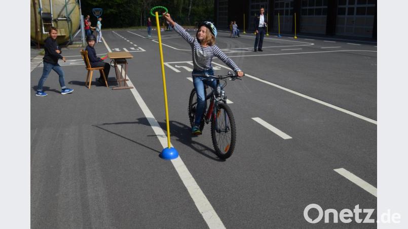 Mit Geschick im Fahrten den Ring über die Stange. Bild: fz