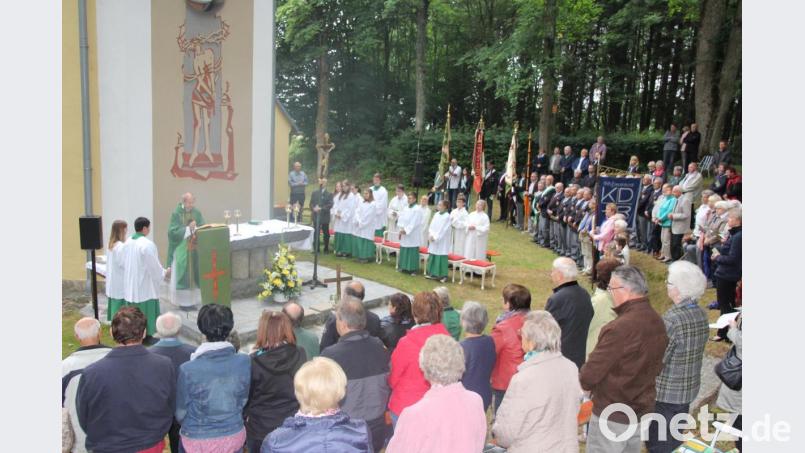 Beim alljährlichen Wallfahrtsgottesdienst an der Steinbergkirche ergibt sich immer wieder ein prächtiges Bild. Bild: kro