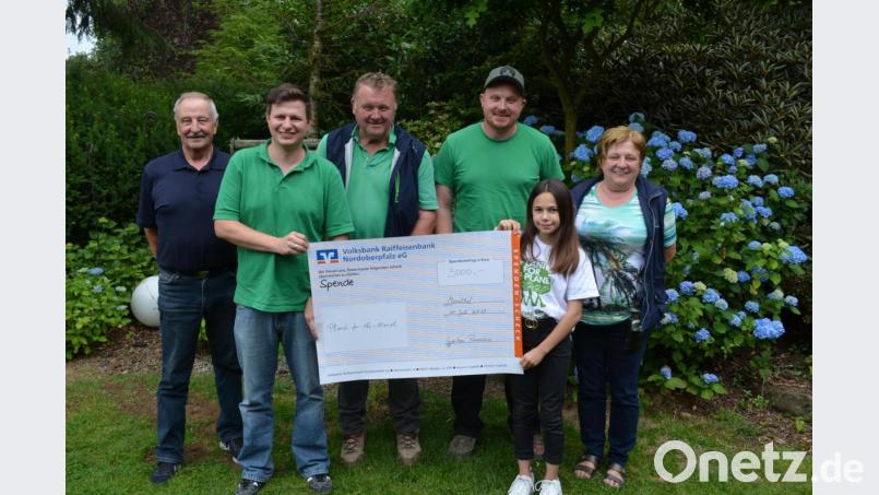 Die elfjährige Anna als Botschafterin von &quot;Plant for the Planet&quot; nimmt die Spende von der Familie Punzmann entgegen. Bild: fz