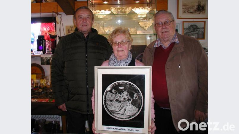 Vorsichtig nehmen Helmut Hempel (rechts) und seine Ehefrau Gudrun das edle Stück, das in diesen Tagen wieder besonders zu Ehren kommt, für ein Foto in die Hand. Auch Siegfried Bachofner kann etwa zur Entstehungsgeschichte des Tellers beitragen. Bild: gis